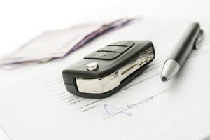 Ein Autoschlüssel auf einem Dokument