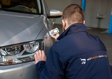 Experten Autobewertung KFZ Experte bewertet ein Auto