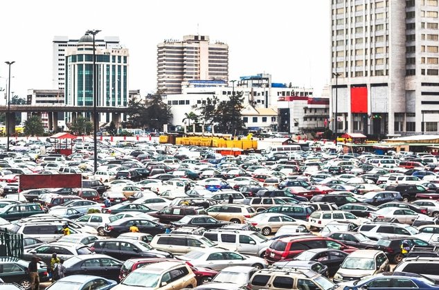 Autoexport Autoexport: Hunderte verschiedener Autos warten auf einem Parkplatz auf ihre Verschiffung ins Ausland