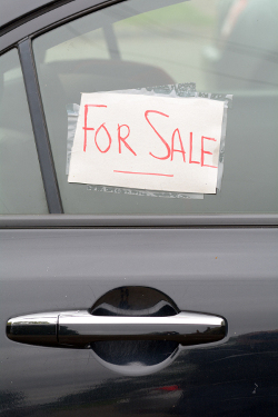 Auto Verkaufen Mit Schild Im Fenster