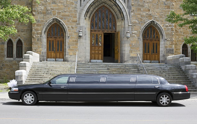 Limousine verkaufen: Stretchlimousine vor einer Kirche